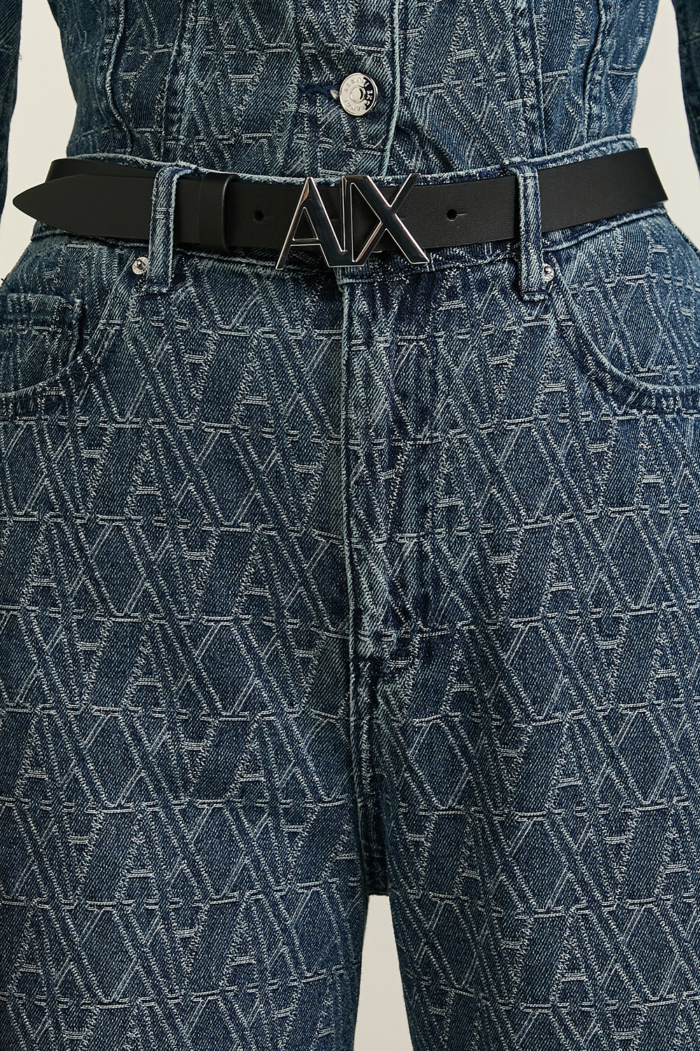 תמונת כל הלוק של חגורה מעור עם אבזם מונוגרמי